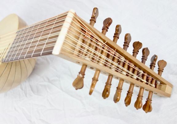 Heritage 8 Course Renaissance Lute with case